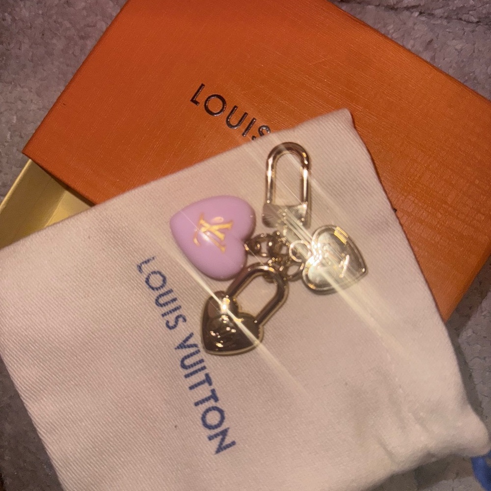 Adorable Pink and Gold Heart Charm Keyring - Picture 3 of 3